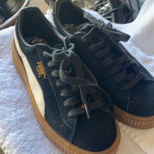 Puma suede sneakers very lightly worn no scuffs or scratches